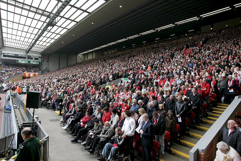 Cerca de 30.000 personas han abarrotado Anfield para rendir homenaje a los hinchas caídos hace 20 años.