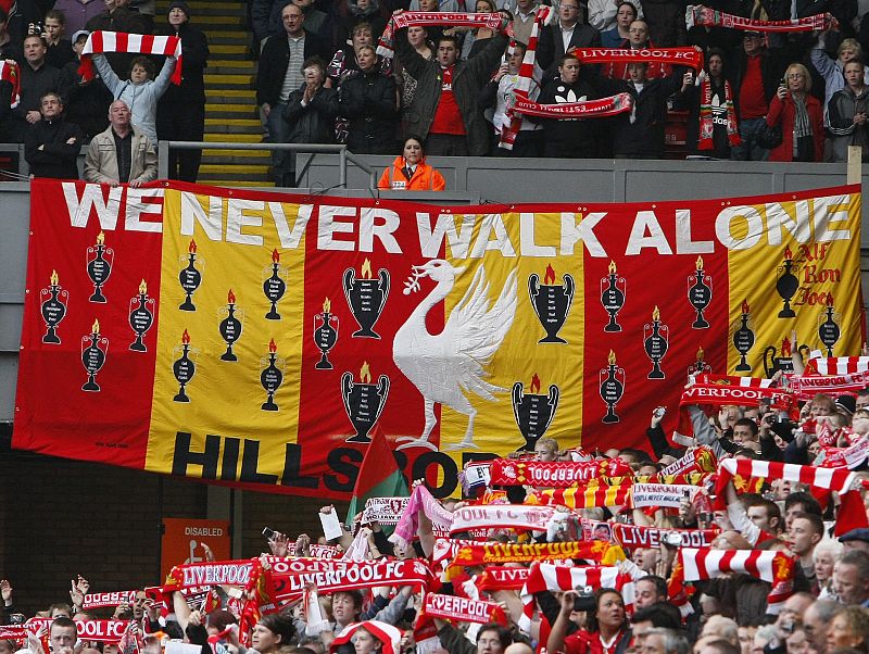 Las 30.000 personas presentes en Anfield, con las bufandas al viento, cantaron el himno de la afición del Liverpool: "You'll never walk alone".