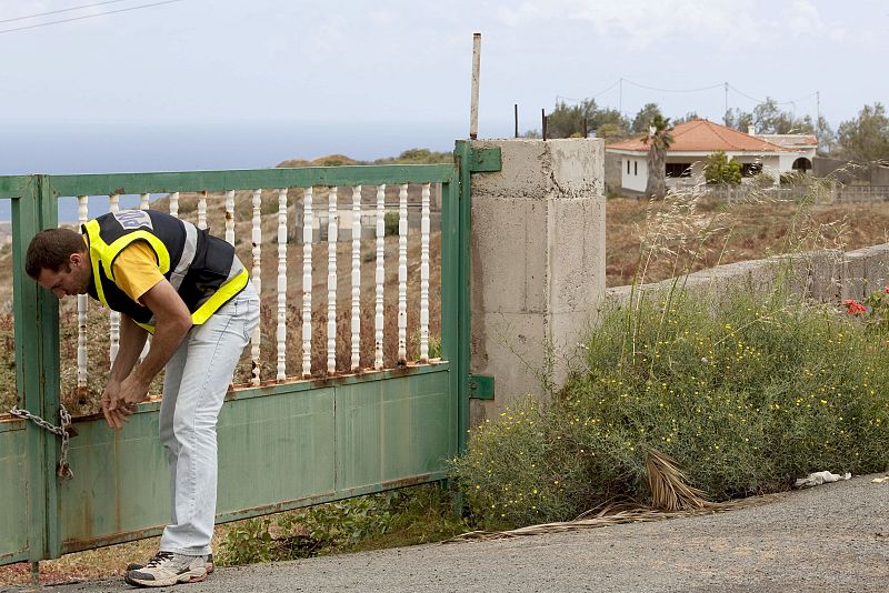 Un policía del dispositivo de búsqueda de Sara Morales. La joven desapareció tras salir de su casa en busca de un amigo.
