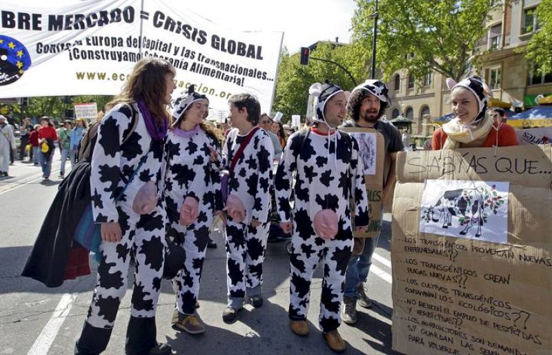 VARIOS MILES DE PERSONAS DICEN EN ZARAGOZA "BASTA YA" A LOS TRANSGÉNICOS 