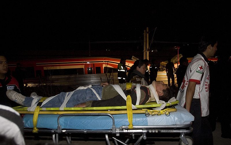 Socorristas trasladan a uno de los heridos tras el siniestro. Por el momento no hay ningún fallecido tras el accidente.