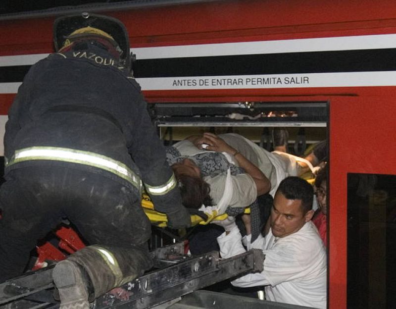 El secretario de Protección Civil de Ciudad de México, Elías Miguel Moreno, ha indicado que la situación en el lugar del siniestro "es bastante complicada", pues hay "mucho caos, mucho desorden", aunque las versiones son todavía confusas. 