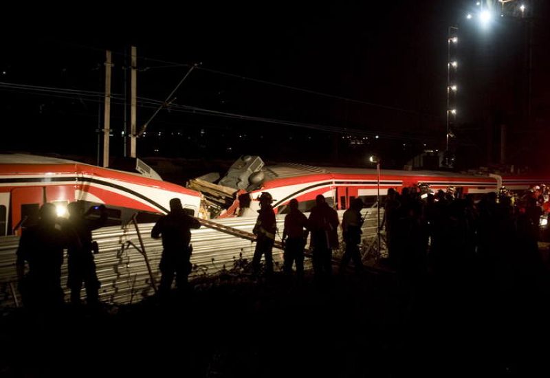 Hasta el momento el choque ha provocado ochenta heridos y dieciséis personas han quedado atrapadas entre los restos de los ferrocarriles. 