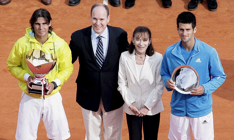 Nadal luce el trofeo de Montecarlo.