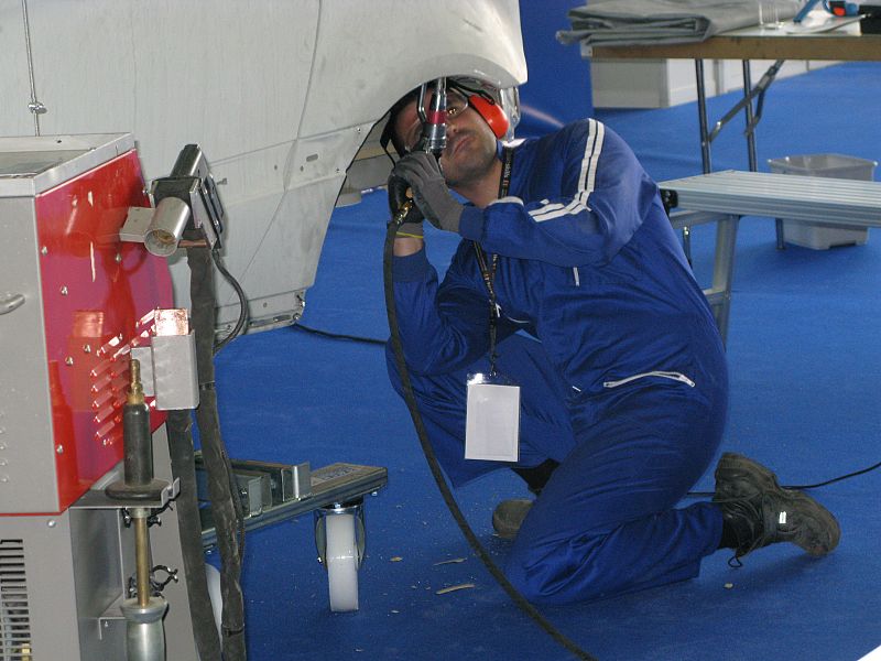 Un concursante de carrocería trabaja en la chapa del vehículo en las Olimpiadas de Formación Profesional
