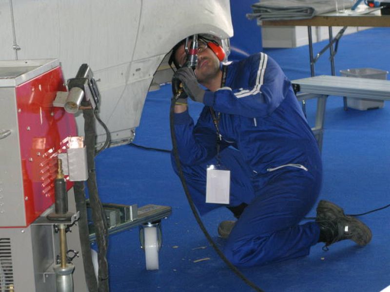 Un concursante de carrocería trabaja en la chapa del vehículo en las Olimpiadas de Formación Profesional