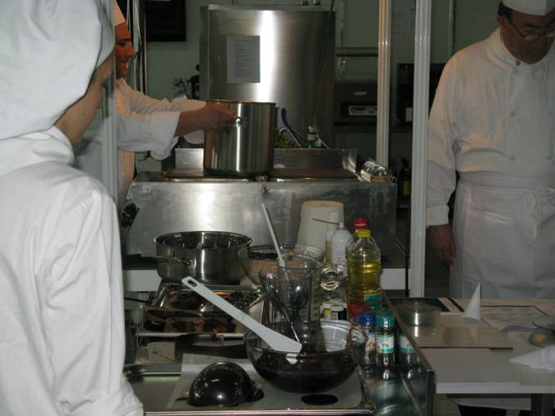 Los concursantes de la especialidad de cocina tienen que elaborar varios platos, entre ellos, una tortilla de patata.