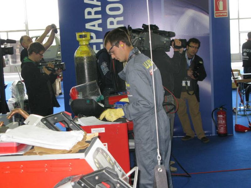  Uno de los concursantes de carrocería trabaja en la prueba de la competición.