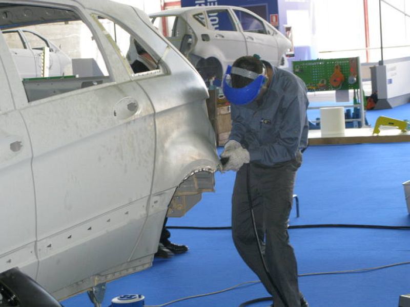 Una de las pruebas de las Olimpiadas de FP es arreglar la carrocería de un coche.