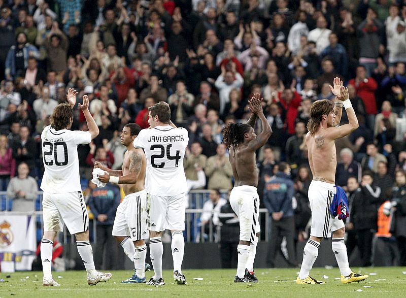 Los jugadores del Real Madrid, Gonzalo Higuaín, Javier García, Royston Ricky Drenthe y Sergio Ramos, de izda a dcha, al finalizar el partido que han disputado frente al Getafe.