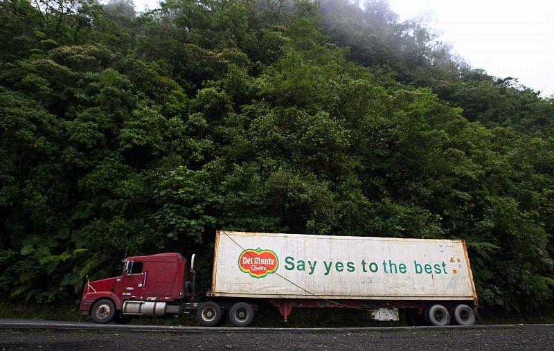 Un camión pasa por el Cerro Zurquí, en el Parque Nacional Braulio Carillo en San José, Costa Rica