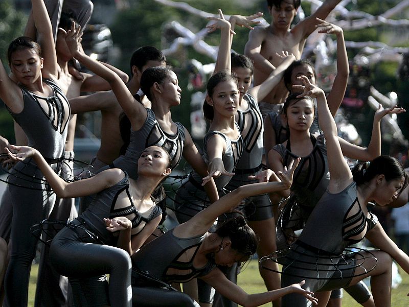 Bailarines filipinos en Manila