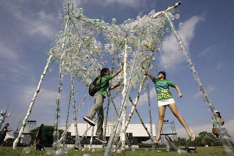 Estudiantes con escultura hecha a base de elementos reciclados en Manila, Filipinas