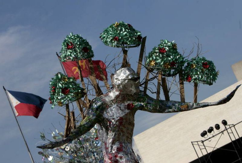 Instalación hecha con innovadores productos reciclados en Manila, Filipinas