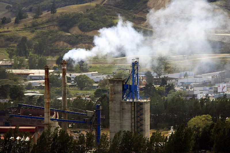 Chimenea arroja humo en zona industrial de Cartago, Costa Rica