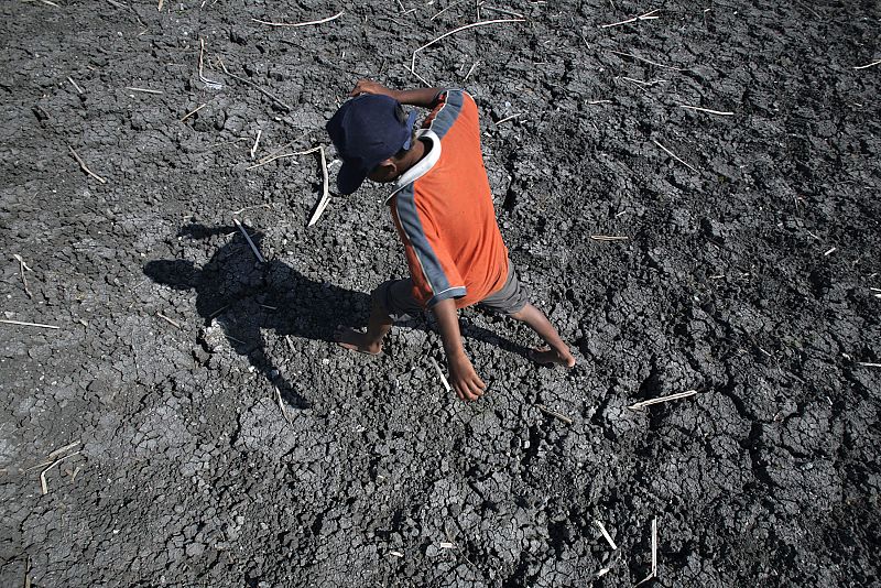 Niño en tierra seca en el Lago Tisma en Managua