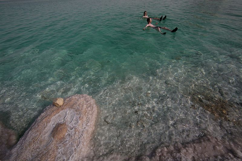 Turistas flotan en el Mar Muerto, Israel