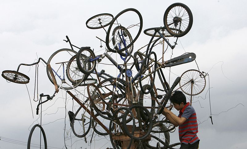 Estudiantes hacen árbol con restos de bicicletas en Manila, Filipinas