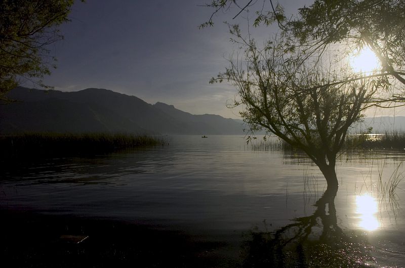 Lago Atitlán, al oeste de Guatemala