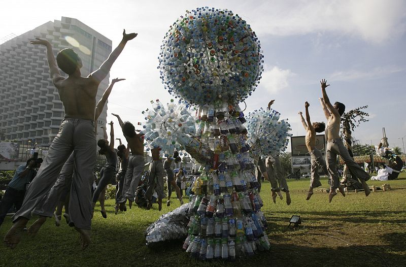 Estudiantes en Manila, Filipinas, hacen el "árbol del conocimiento" con materiales reciclados