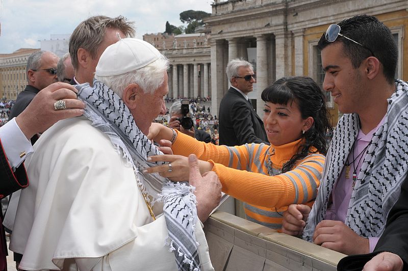 El gesto se ha producido días antes del viaje del Papa a Tierra Santa, donde acudirá el 8 de mayo, donde visitará Belén y un campo de refugiados palestinos