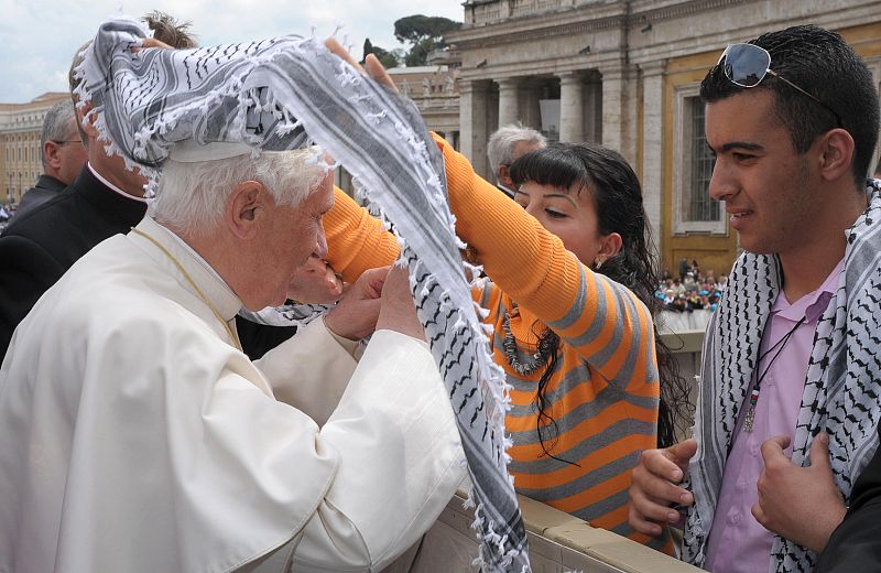En el día en el que el Papa ha cumplido 4 años de pontificado, una joven le ha colocado una "kefia" durante la audiencia pública