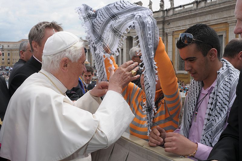El Papa Benedicto XVI ha protagonizado este miércoles una de las imágenes del día al llevar puesto, durante unos minutos, el típico pañuelo palestino