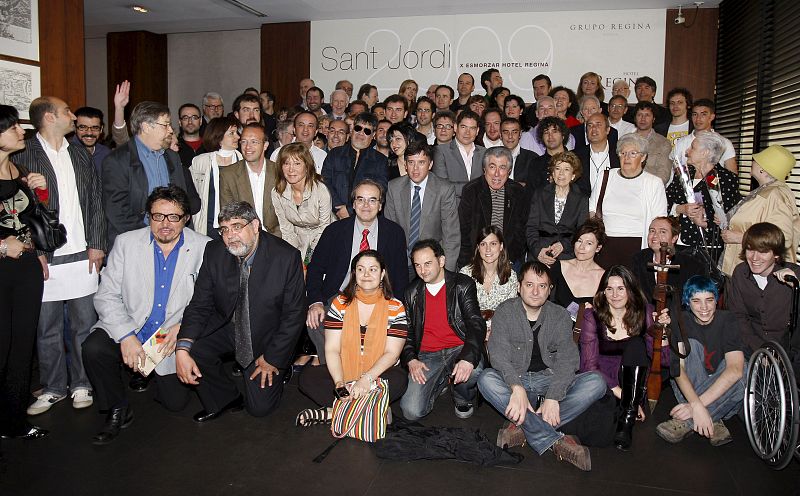 Foto de familia de los escritores que a lo largo del día han firmado ejemplares de sus obras en la jornada festivo-literaria de Sant Jordi.