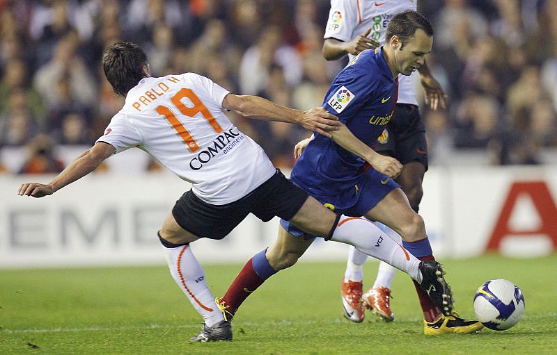 Con sus regates, Iniesta fue el que tiró del ataque azulgrana en el encuentro.