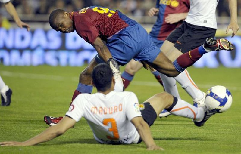 Eto'o disputa el balón con el jugador del Valencia Maduro.