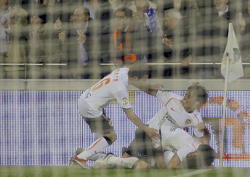 Mata, Villa y Pablo Hernández celebran el segundo gol del equipo ché.