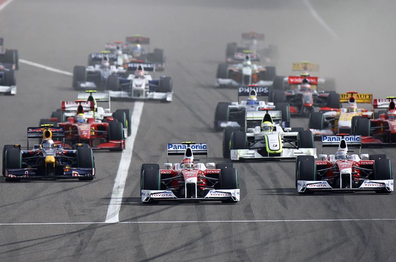 Imagen de la salida del Grabn premio de Bahrein con el piloto de Toyota Timo Glock en cabeza.