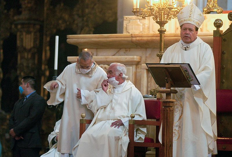 El cardenal Norberto Rivera oficia la misa dominical con mascarilla unto a sus auxiliares.