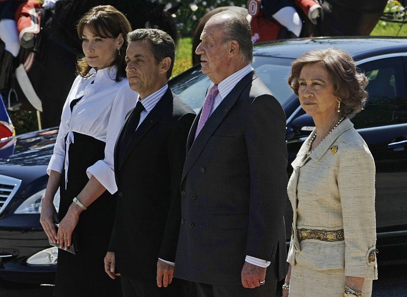 Los Reyes han recibido a Sarkozy y Bruni en el Palacio del Pardo, donde se hospedarán.