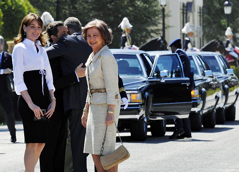 Sarkozy y el Rey se abrazan efusivamente.