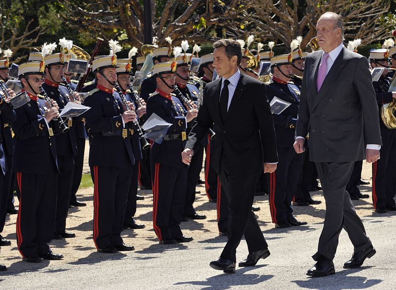 El Rey y Sarkozy han pasado revista a la Guardia Real.