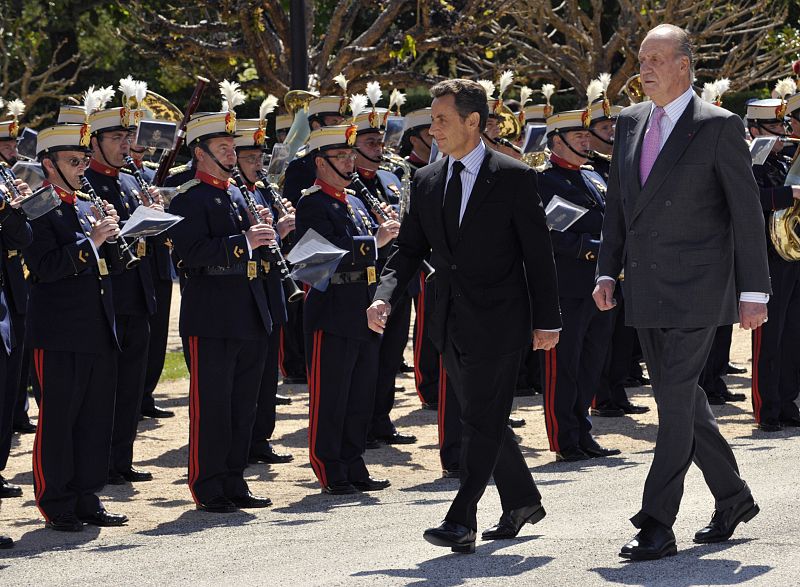 El Rey y Sarkozy han pasado revista a la Guardia Real.