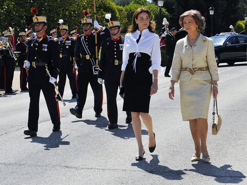 Carla Bruni junto a Doña Sofía en la recepción del Palacio del Pardo.