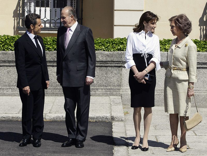 Sarkozy conversa con el Rey Juan Carlos I mientras la reina habla con Carla Bruni.