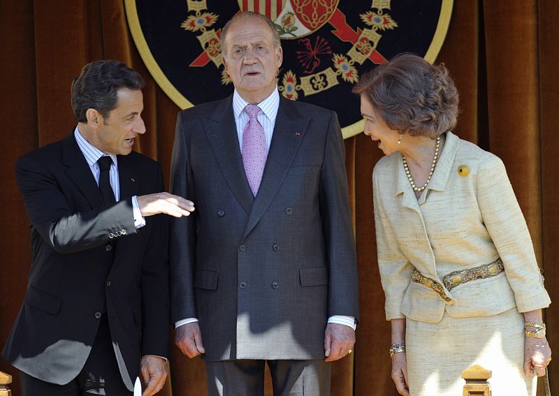 La reina conversa con Sarkozy en la recepción del Palacio del Pardo.