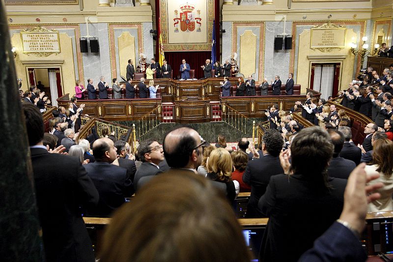 El hemiciclo se ha puesto en pie tras el discurso de Nicolas Sarkozy, que ha defendido también la presencia de España en el G-20.
