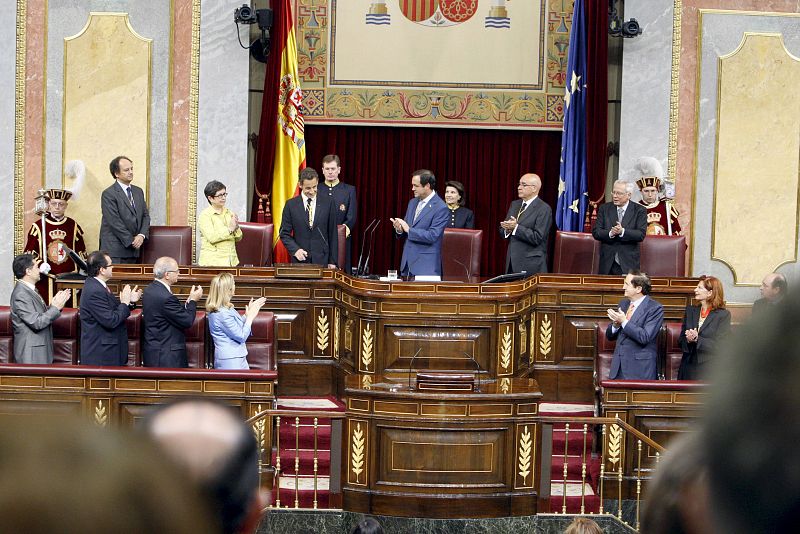 El presidente de Francia, Nicolas Sarkozy, recibe el aplauso de los diputados y senadores a su entrada en el hemiciclo del Congreso.