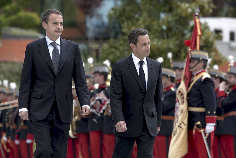 El presidente español, José Luis Rodríguez Zapatero, y el presidente de Francia pasan revista en el Palacio de La Moncloa.