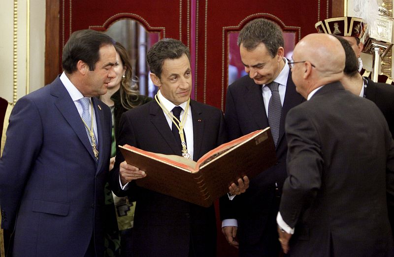 Sarkozy ha recibido un facsímil de la Constitución y la medalla del Senado.