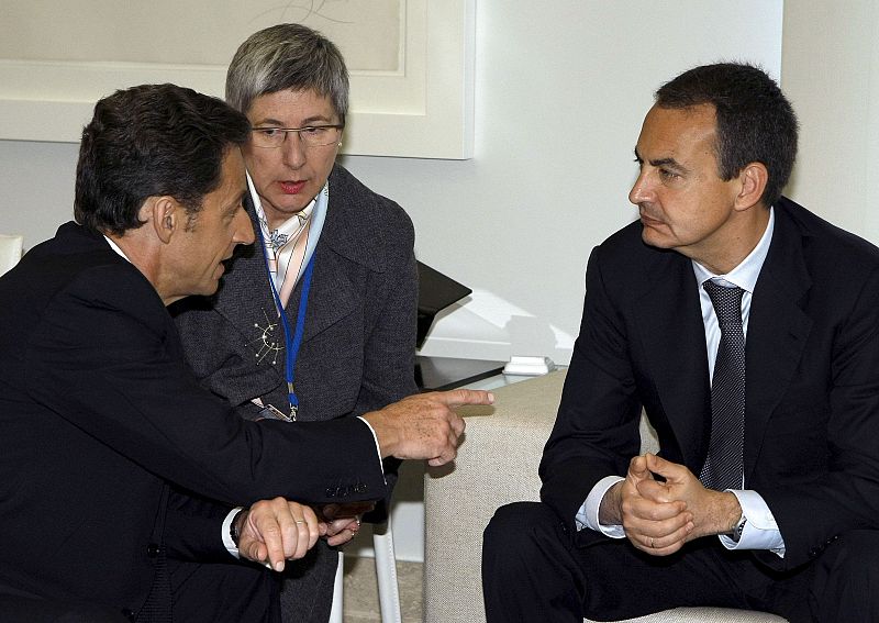Rodríguez Zapatero y Sarkozy durante la reunión en el marco de la cumbre bilateral.