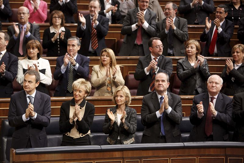 Rodríguez Zapatero, Fernández de la Vega, Salgado, Chaves y Moratinos aplauden la intervención de Sarkozy.