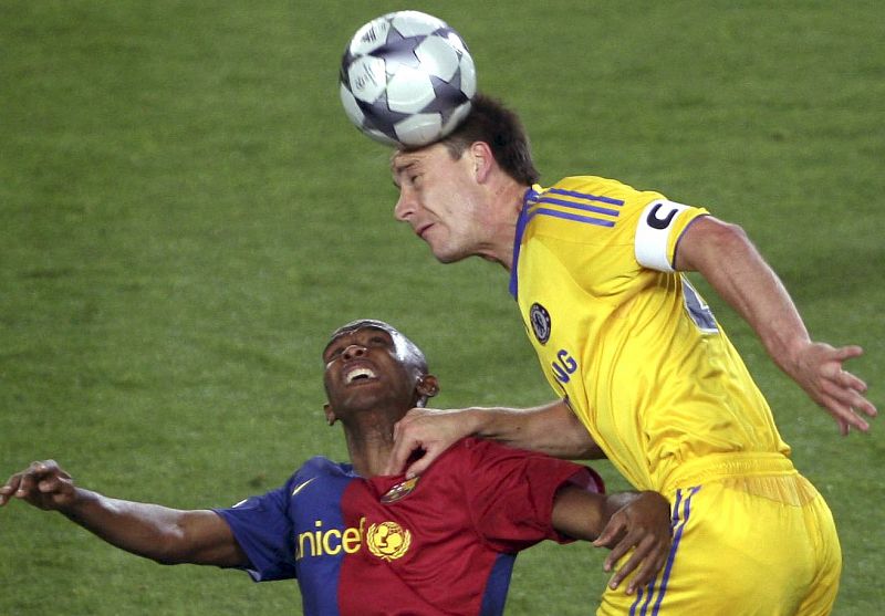 Samuel Eto'o pelea por un balón con el defensa del Chelsea, John Terry.