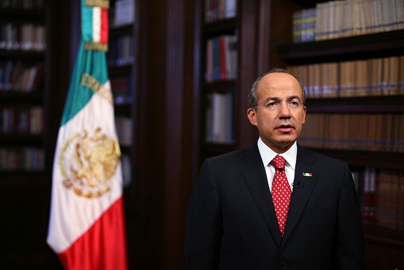 Calderón pide a los mexicanos que se queden en casa para frenar el brote.