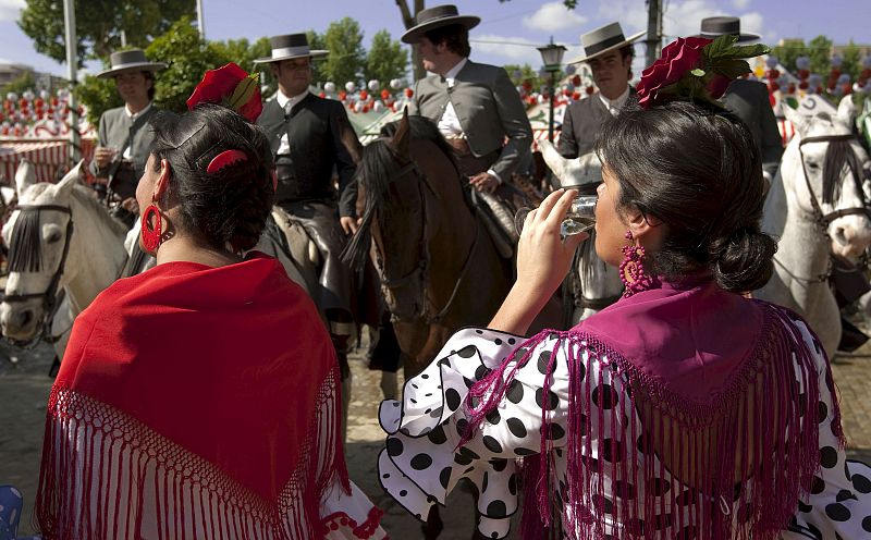 Pañuelos, lunares, peinetas... vestirse de flamenca supone un importante desembolso económico.