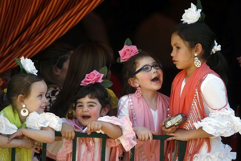 La afición por la feria se fomenta desde la infancia. En la imagen, un grupo de niñas en una caseta.